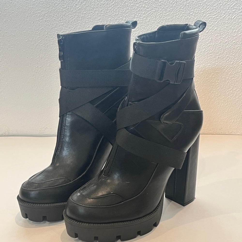 Amazon Essentials Black Heeled Boots - Picture 7 of 7